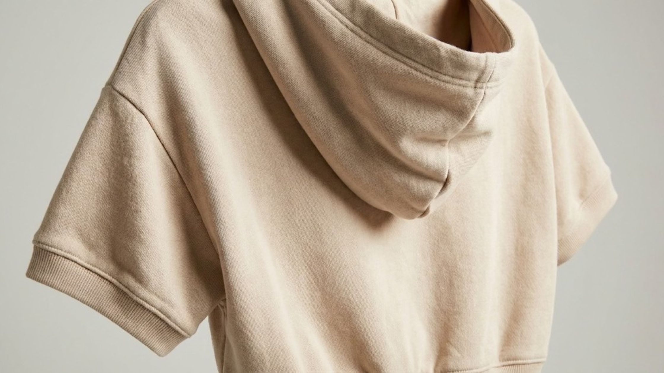 Molde em PDF gratuito de cropped com capuz em tecido de malha