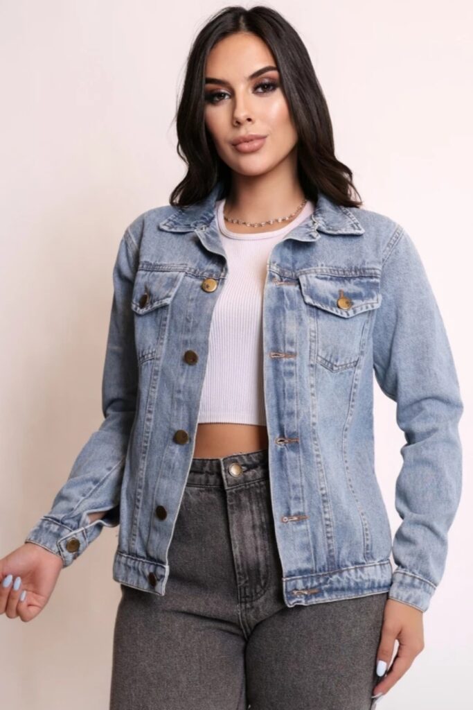 Jaqueta jeans feminina com gola esporte e botões frontais